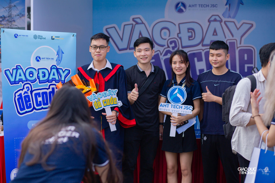 Theo Ban tổ chức, dù có số lượng doanh nghiệp tham gia không đông như hồi tháng 5 song do cuối năm là thời gian doanh nghiệp có nhu cầu tuyển dụng cao nên số lượng vị trí việc làm, thực tập được các đơn vị tuyển dụng mang đến ngày hội lần này lên tới gần 10.000. Theo Ban tổ chức, dù có số lượng doanh nghiệp tham gia không đông như hồi tháng 5 song do cuối năm là thời gian doanh nghiệp có nhu cầu tuyển dụng cao nên số lượng vị trí việc làm, thực tập được các đơn vị tuyển dụng mang đến ngày hội lần này lên tới gần 10.000.