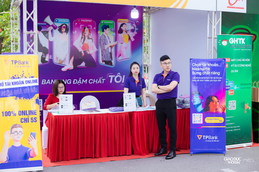 Theo Ban tổ chức, dù có số lượng doanh nghiệp tham gia không đông như hồi tháng 5 song do cuối năm là thời gian doanh nghiệp có nhu cầu tuyển dụng cao nên số lượng vị trí việc làm, thực tập được các đơn vị tuyển dụng mang đến ngày hội lần này lên tới gần 10.000. Theo Ban tổ chức, dù có số lượng doanh nghiệp tham gia không đông như hồi tháng 5 song do cuối năm là thời gian doanh nghiệp có nhu cầu tuyển dụng cao nên số lượng vị trí việc làm, thực tập được các đơn vị tuyển dụng mang đến ngày hội lần này lên tới gần 10.000.