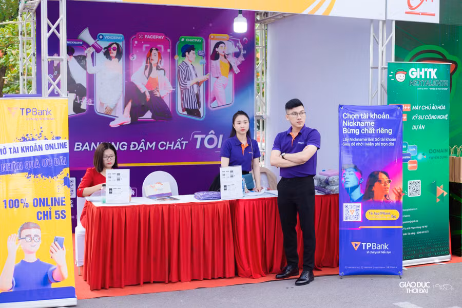 Theo Ban tổ chức, dù có số lượng doanh nghiệp tham gia không đông như hồi tháng 5 song do cuối năm là thời gian doanh nghiệp có nhu cầu tuyển dụng cao nên số lượng vị trí việc làm, thực tập được các đơn vị tuyển dụng mang đến ngày hội lần này lên tới gần 10.000. Theo Ban tổ chức, dù có số lượng doanh nghiệp tham gia không đông như hồi tháng 5 song do cuối năm là thời gian doanh nghiệp có nhu cầu tuyển dụng cao nên số lượng vị trí việc làm, thực tập được các đơn vị tuyển dụng mang đến ngày hội lần này lên tới gần 10.000.