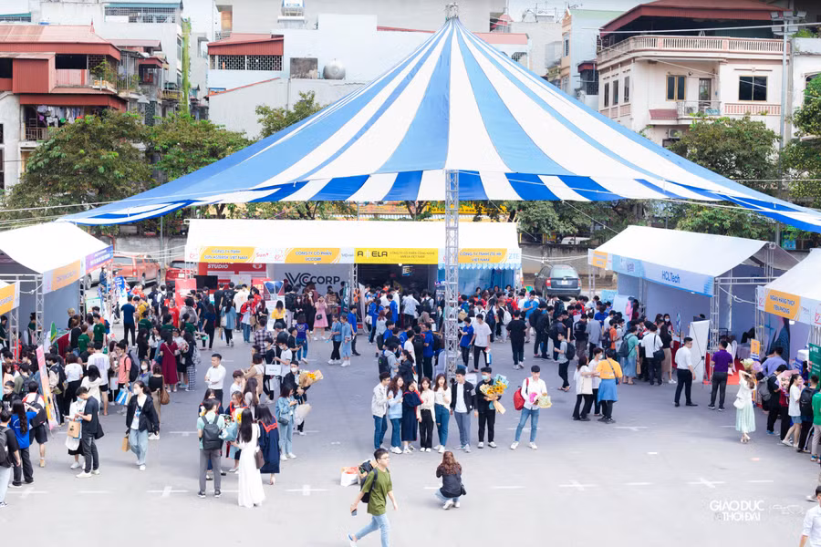 Chương trình có quy mô 20 gian hàng giới thiệu thông tin doanh nghiệp, thông tin tuyển dụng và hoạt động tuyển dụng trực tiếp. Chương trình có quy mô 20 gian hàng giới thiệu thông tin doanh nghiệp, thông tin tuyển dụng và hoạt động tuyển dụng trực tiếp.