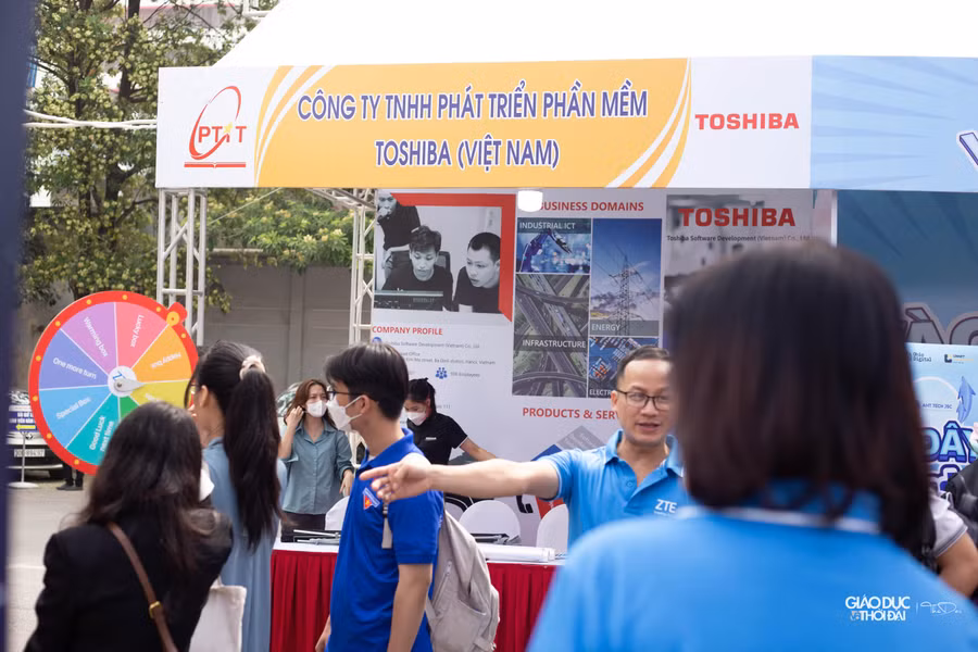 Chương trình Ngày hội tuyển dụng và cơ hội việc làm PTIT 2022, với sự có mặt tham gia của 13 doanh nghiệp gồm ZTE, Sun, Rocket Game Studio, Amela Việt Nam, Giao hàng tiết kiệm, Co-Well châu Á, AHT Tech, Trung tâm CNTT MobiFone, Toshiba, HCLTech Vietnam, VCCorp, Samsung R&D, Tiên Phong Bank. Chương trình Ngày hội tuyển dụng và cơ hội việc làm PTIT 2022, với sự có mặt tham gia của 13 doanh nghiệp gồm ZTE, Sun, Rocket Game Studio, Amela Việt Nam, Giao hàng tiết kiệm, Co-Well châu Á, AHT Tech, Trung tâm CNTT MobiFone, Toshiba, HCLTech Vietnam, VCCorp, Samsung R&D, Tiên Phong Bank.