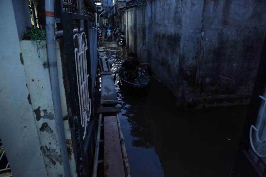 Anh Ngô Hùng ở cụm dân cư số 4, phường Tứ Liên biết nơi mình sống thường xuyên bị ngập dù trời không mưa nên anh đã sắm cho mình một chiếc thuyền để dùng.