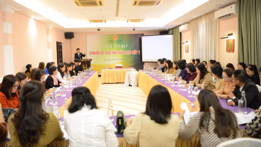 Chuyên gia cùng bàn việc “Chuẩn bị cho trẻ vào lớp 1”. 