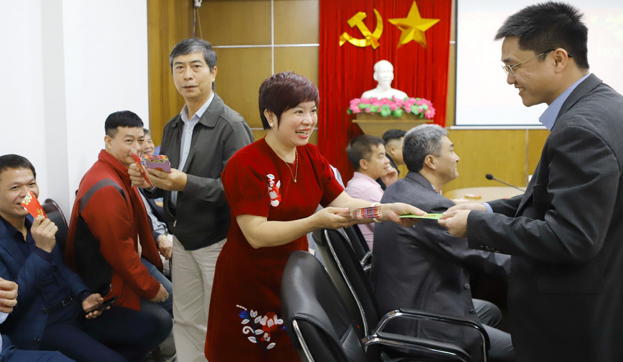 Phó Tổng biên tập Dương Thanh Hương &apos;lì xì&apos; cho viên chức, người lao động.