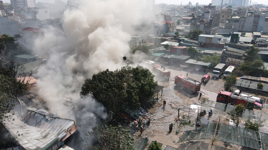 Toàn cảnh đám cháy tại kho hàng thuộc quận Hoàng Mai. Toàn cảnh đám cháy tại kho hàng thuộc quận Hoàng Mai.