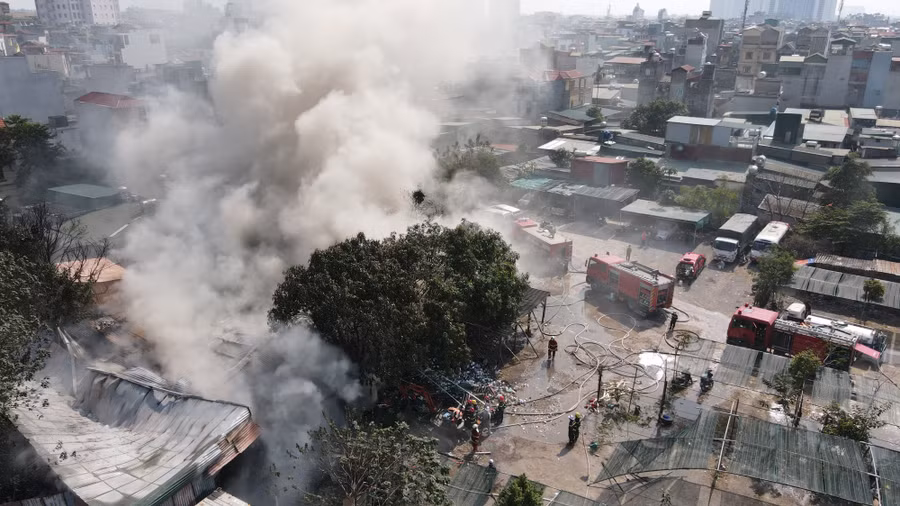 Toàn cảnh đám cháy tại kho hàng thuộc quận Hoàng Mai.