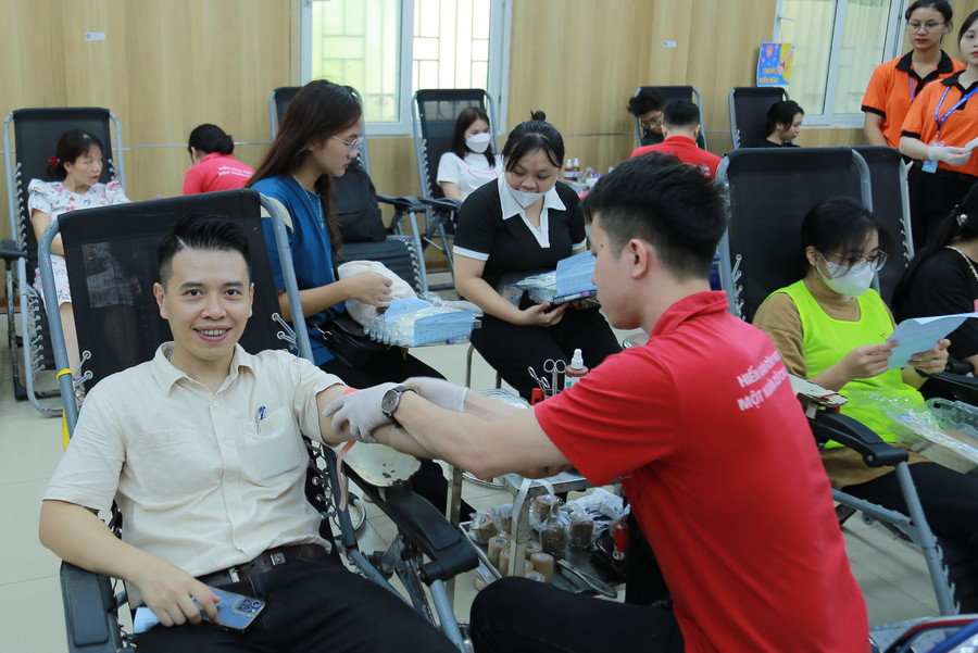 Nhiều cán bộ của Trường ĐH Mở tham gia hiến máu. Nhiều cán bộ của Trường ĐH Mở tham gia hiến máu.