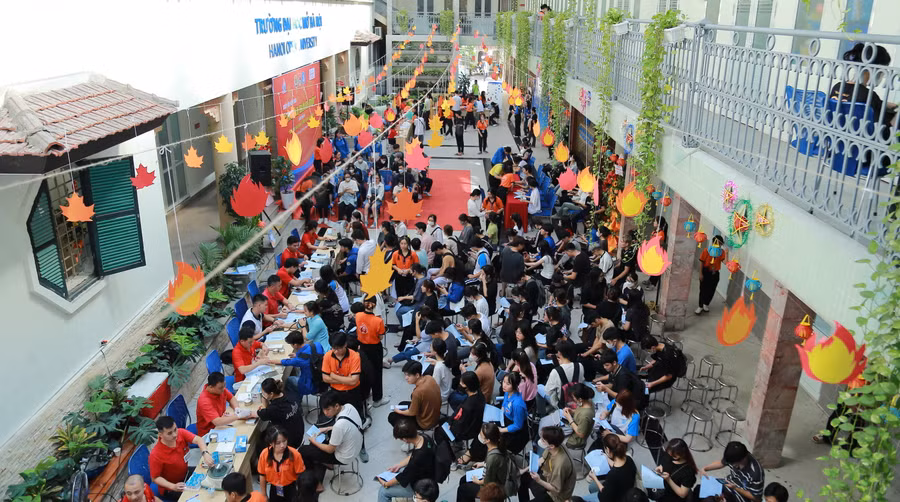 Đông đảo cán bộ, sinh viên xếp hàng chờ đến lượt để được hiến máu.