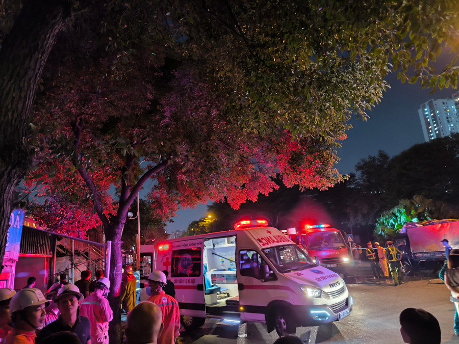 Xe cứu thương có mặt tại hiện trường.