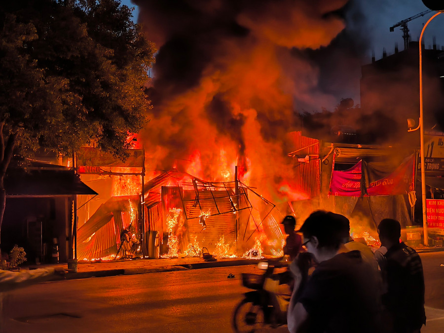 Lửa lớn bao trùm căn nhà.