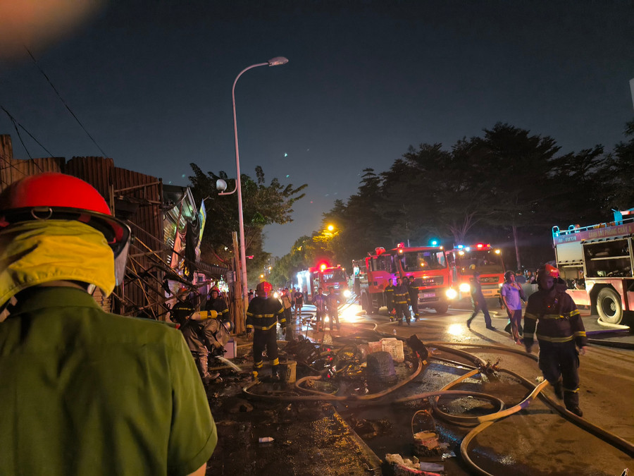 Lực lượng chức năng có mặt tại hiện trường để dập lửa, chống cháy lan.