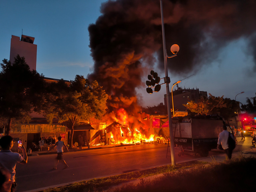 Hiện trường đám cháy lớn tại huyện Thanh Trì.
