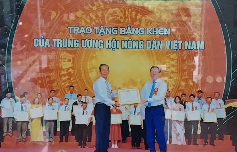 Tấm gương nông dân quyết tâm không chỉ giảm nghèo mà làm giàu trên đất quê hương.