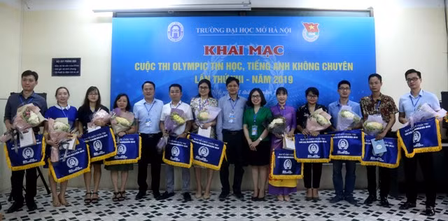 Sinh viên ĐH Mở Hà Nội tưng bừng Olympic Tin học, Tiếng Anh