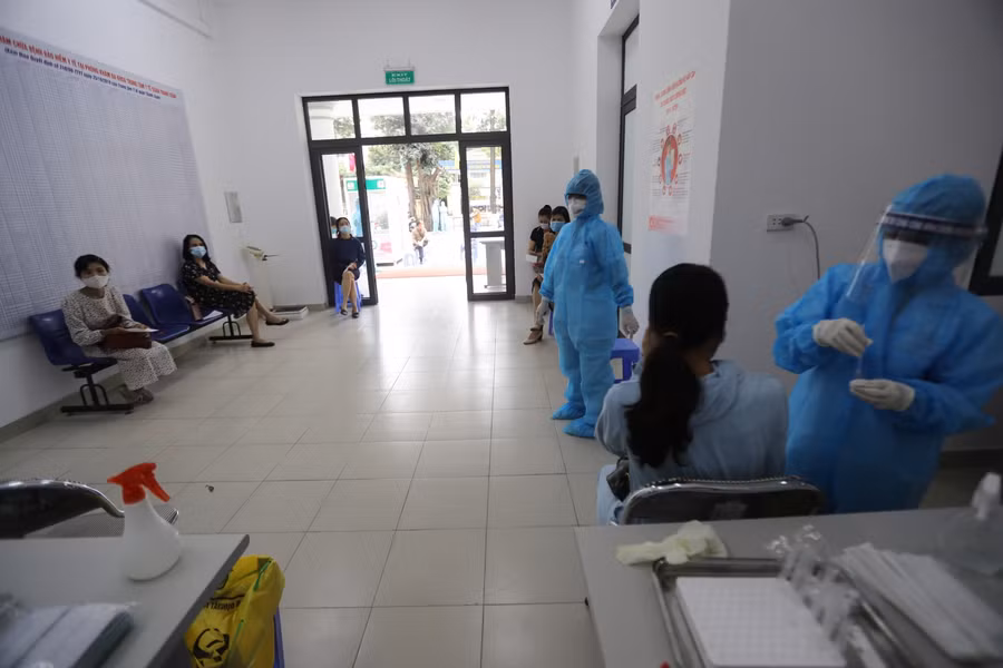 Hà Nội: Test nhanh Covid-19 cho cán bộ coi thi trước kỳ thi vào lớp 10 ảnh 5