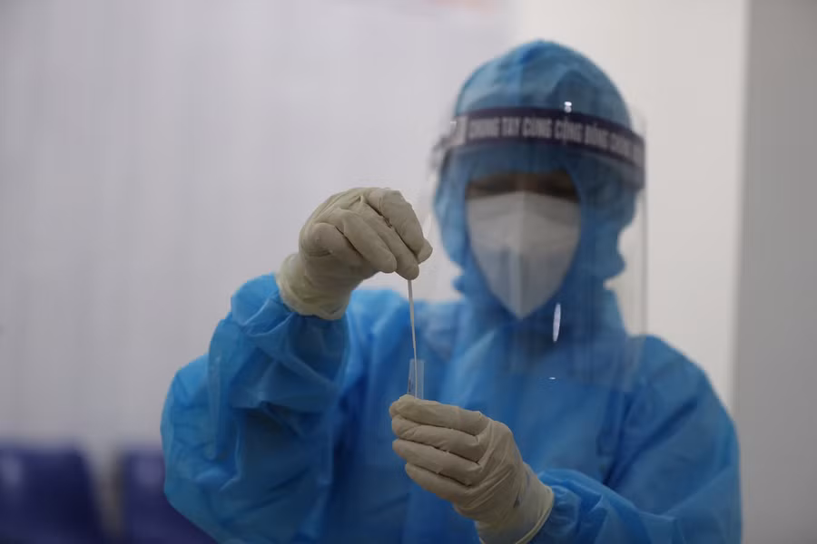 Nhân viên y tế sẽ gửi kết quả test nhanh đến các hội đồng thi.