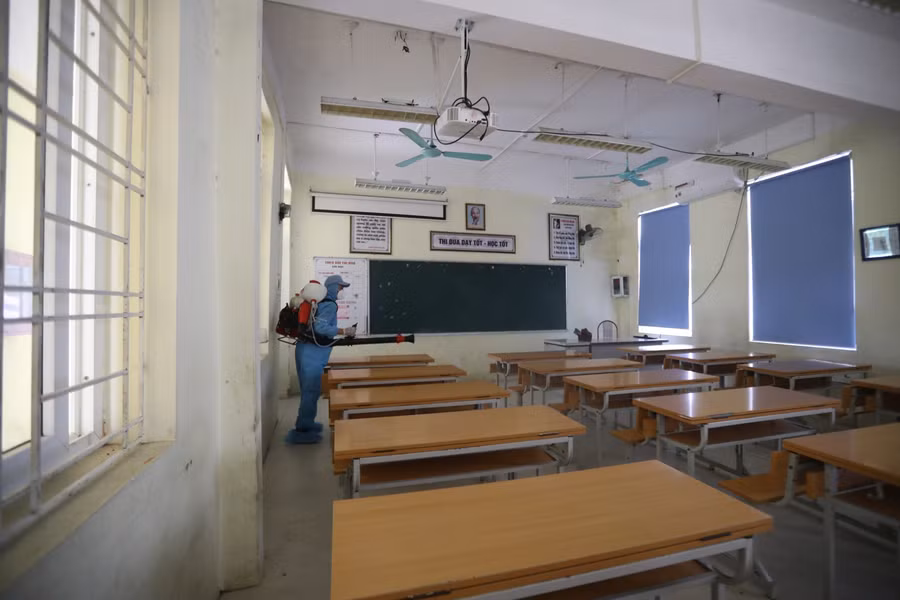 Hà Nội: Test nhanh Covid-19 cho cán bộ coi thi trước kỳ thi vào lớp 10 ảnh 13