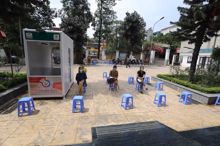 Hà Nội: Test nhanh Covid-19 cho cán bộ coi thi trước kỳ thi vào lớp 10 ảnh 1