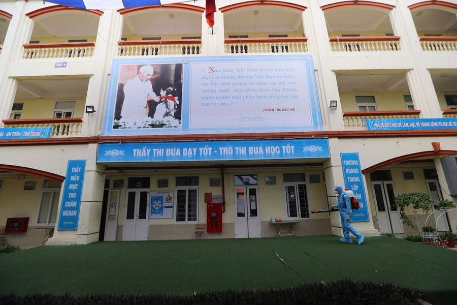 Cùng với đó, các điểm thi đều được phun khử khuẩn để chuẩn bị cho ngày thi đầu tiên. Cùng với đó, các điểm thi đều được phun khử khuẩn để chuẩn bị cho ngày thi đầu tiên.