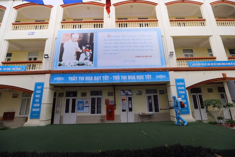 Cùng với đó, các điểm thi đều được phun khử khuẩn để chuẩn bị cho ngày thi đầu tiên.