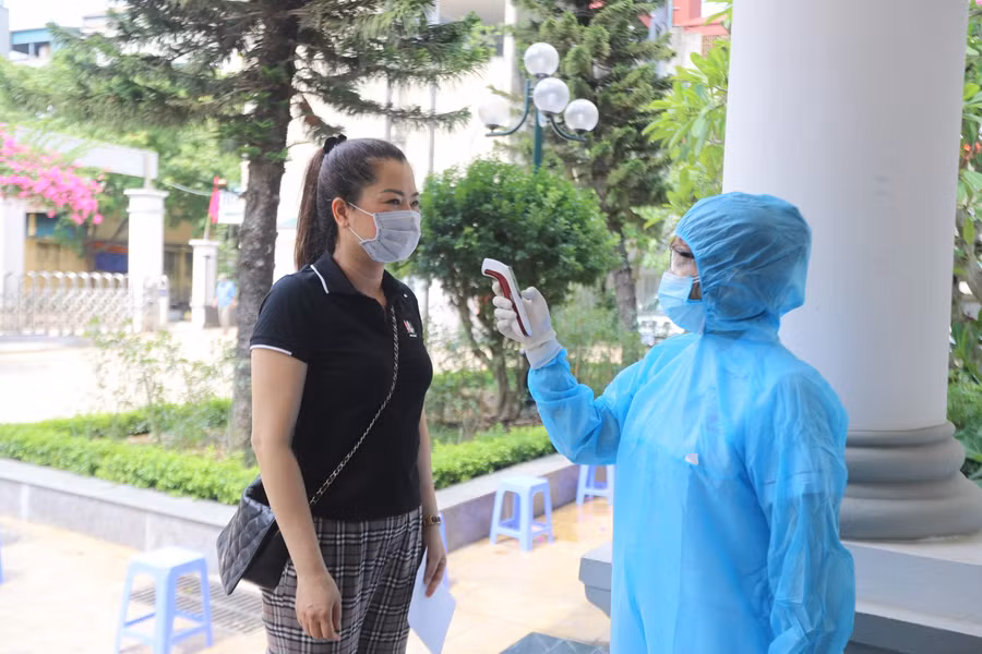 Hà Nội: Test nhanh Covid-19 cho cán bộ coi thi trước kỳ thi vào lớp 10 ảnh 2