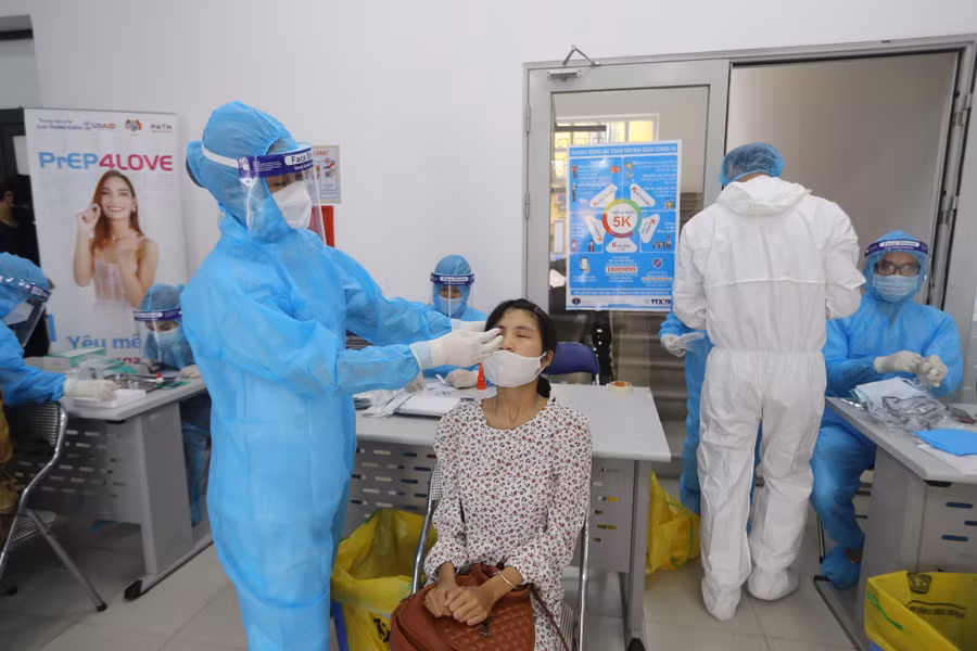 Mọi người phải thực hiện đúng quy trình như: Khai báo y tế, rửa tay sát khuẩn, đo thân nhiệt...