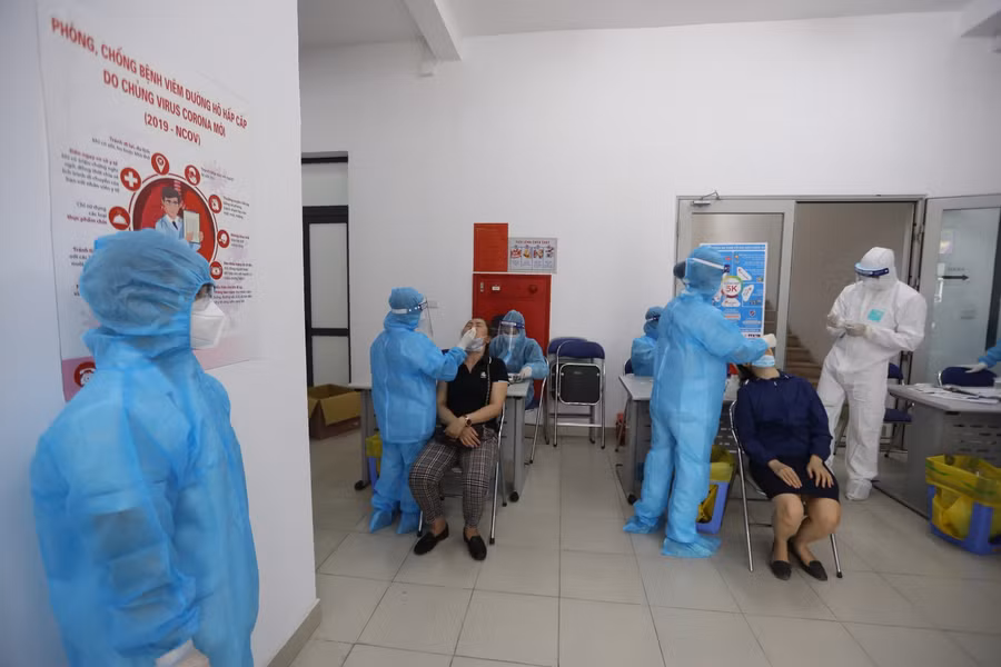 Hà Nội: Test nhanh Covid-19 cho cán bộ coi thi trước kỳ thi vào lớp 10 ảnh 7