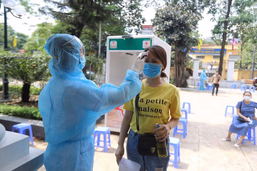 Tại Trung tâm Y tế Quận Thanh Xuân, cán bộ coi thi cũng như lực lượng phục vụ thi được test nhanh với Covid-19.