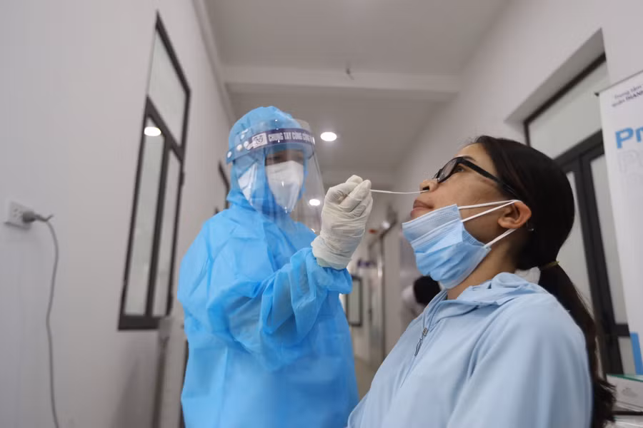 Hà Nội: Test nhanh Covid-19 cho cán bộ coi thi trước kỳ thi vào lớp 10 ảnh 4