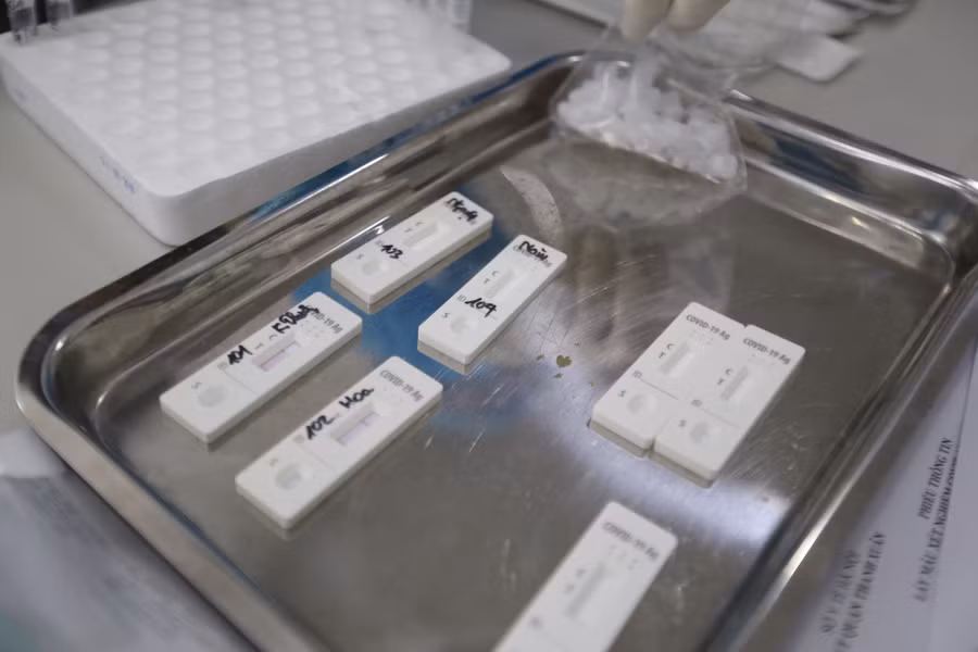 Hà Nội: Test nhanh Covid-19 cho cán bộ coi thi trước kỳ thi vào lớp 10 ảnh 9