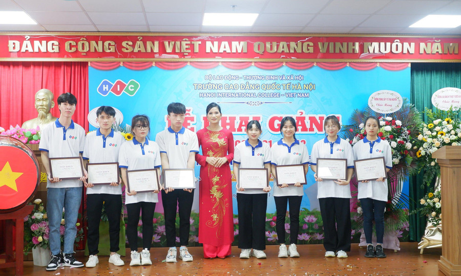 Khen thưởng kịp thời những tấm gương điển hình.