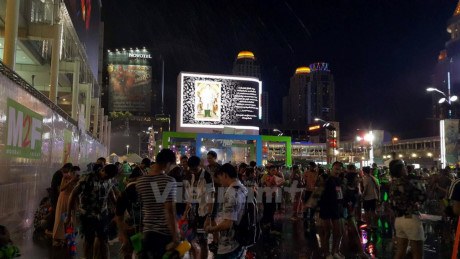Người dân khắp đất nước Thái Lan chính thức đón Tết Songkran - Ảnh 2 Nguoi dan khap dat nuoc Thai Lan chinh thuc don Tet Songkran - Anh 2