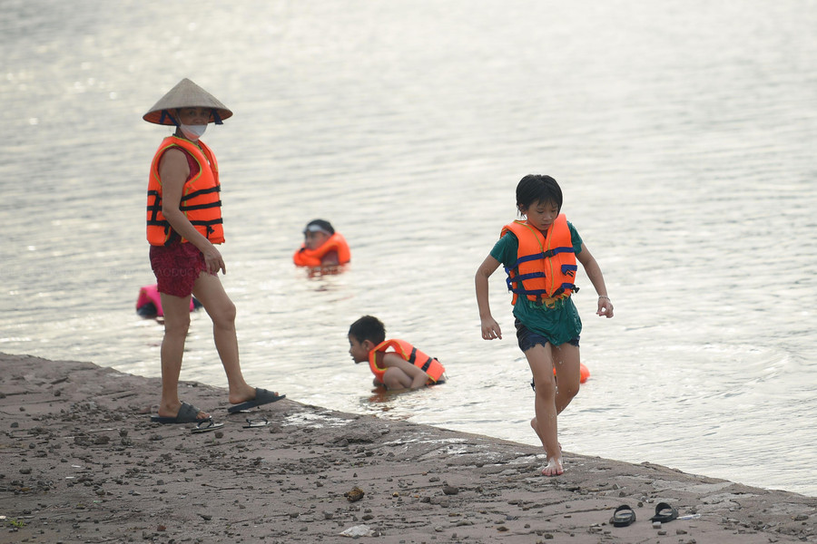 Các em nhỏ háo hức mặc áo phao và đeo kính bơi khi được người nhà cho đi tắm &apos;biển&apos;.