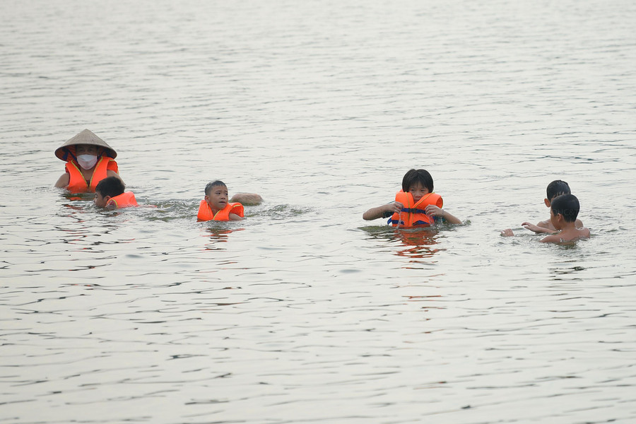 Tại khu vực này, chính quyền địa phương và các đơn vị chức năng đã cắm biển cảnh báo nguy hiểm, thường xuyên tuyên truyền về phòng chống đuối nước nhưng người dân vẫn đổ xô đi tắm.