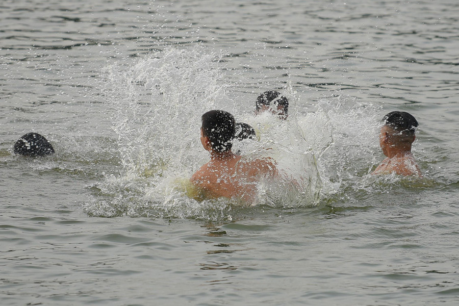 Các bạn nhỏ thỏa thích chơi đùa dưới nước.