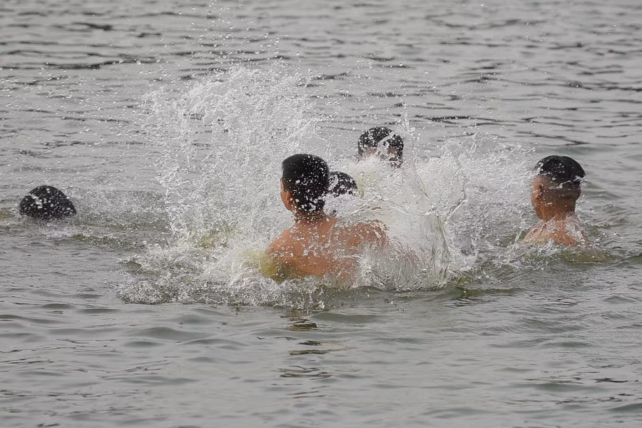 Các bạn nhỏ thỏa thích chơi đùa dưới nước.