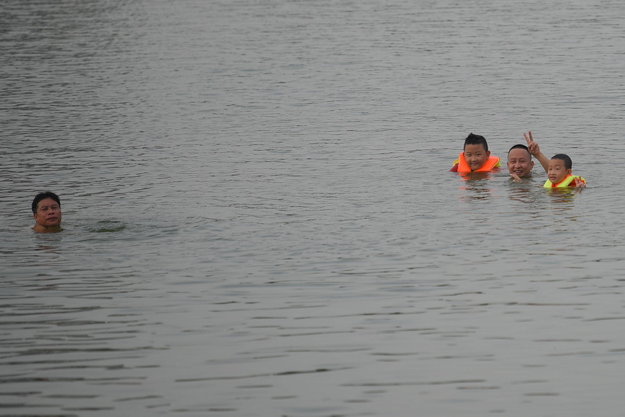 Nhiều gia đình đã cho con em mình đến đây để tập bơi.