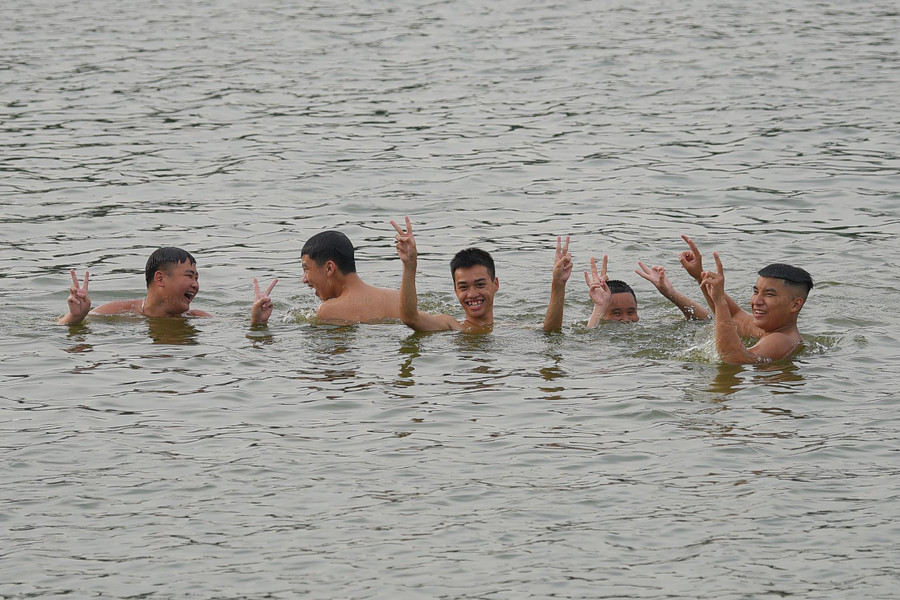 Bất chấp biển báo với nội dung &apos;Cấm tắm, bơi lội&apos; người dân vẫn ra đây tắm vào mỗi buổi chiều.