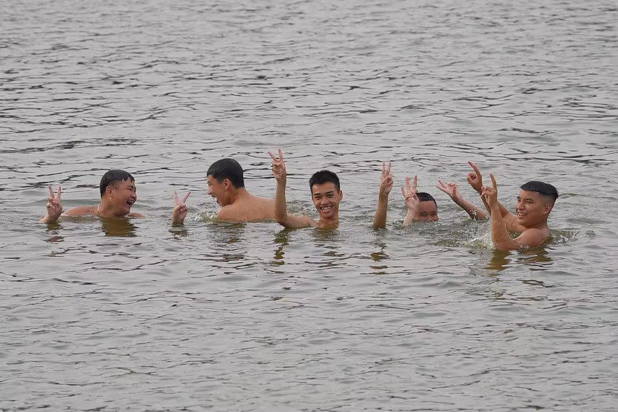 Bất chấp biển báo với nội dung 'Cấm tắm, bơi lội' người dân vẫn ra đây tắm vào mỗi buổi chiều.