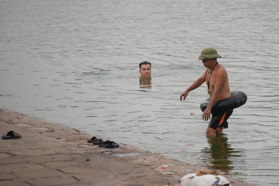 Vào mỗi buổi chiều nhiều người dân sinh sống gần hồ Linh Đàm lại ra đây để giải nhiệt sau ngày nắng nóng.