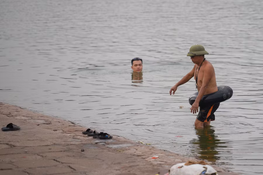Vào mỗi buổi chiều nhiều người dân sinh sống gần hồ Linh Đàm lại ra đây để giải nhiệt sau ngày nắng nóng.