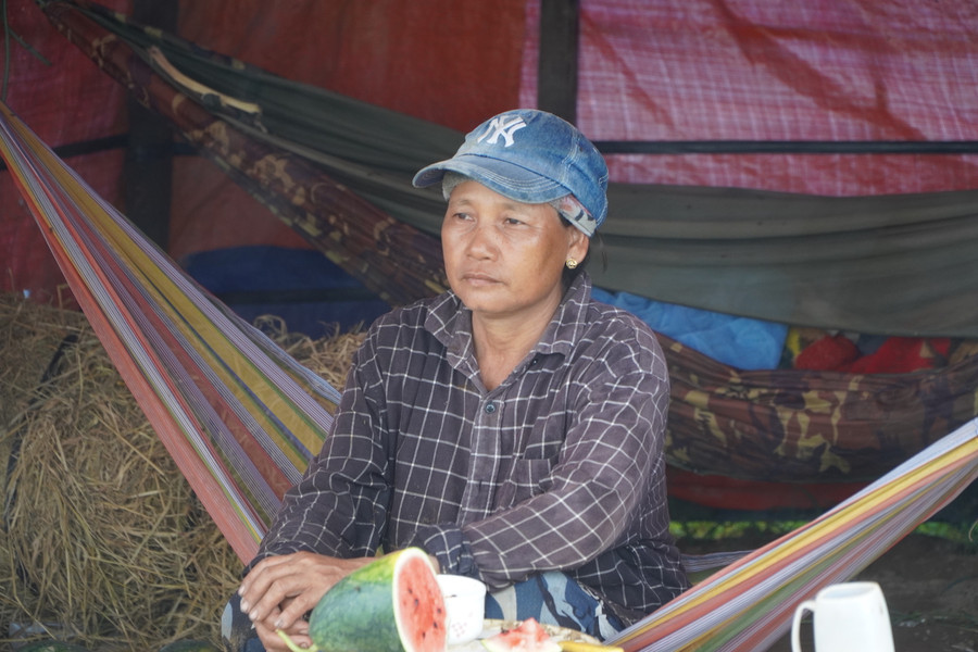 Người dân thất thần nhìn ruộng dưa ngập trong nước. Người dân thất thần nhìn ruộng dưa ngập trong nước.