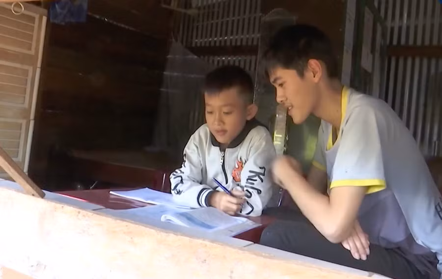 Thời gian rảnh, Phạm Hồng Phúc hướng dẫn cho em trai học tập.