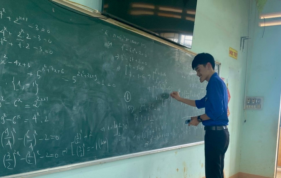 Phạm Hồng Phúc dự định thi lại Đại học để thực hiện ước mơ trở thành Sĩ quan quân đội và để cha mẹ bớt vất vả. Phạm Hồng Phúc dự định thi lại Đại học để thực hiện ước mơ trở thành Sĩ quan quân đội và để cha mẹ bớt vất vả.