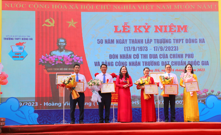 Các cá nhân được tặng Bằng khen của Bộ trưởng Bộ GD&ĐT. Các cá nhân được tặng Bằng khen của Bộ trưởng Bộ GD&ĐT.