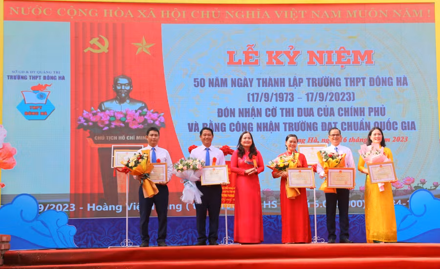 Các cá nhân được tặng Bằng khen của Bộ trưởng Bộ GD&ĐT.