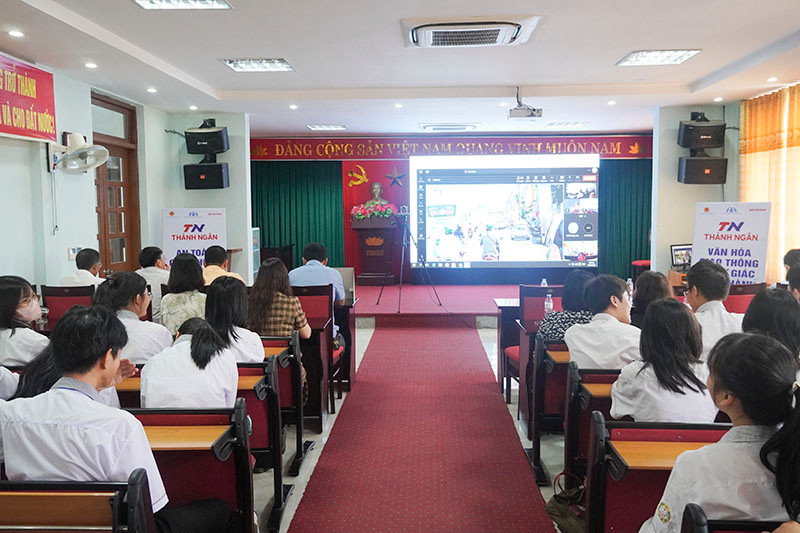 Học sinh được phổ biến kiến thức về Luật giao thông đường bộ.