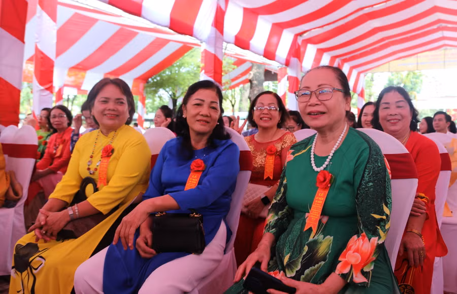 Các thế hệ cựu nhà giáo của Trường THPT Đông Hà.