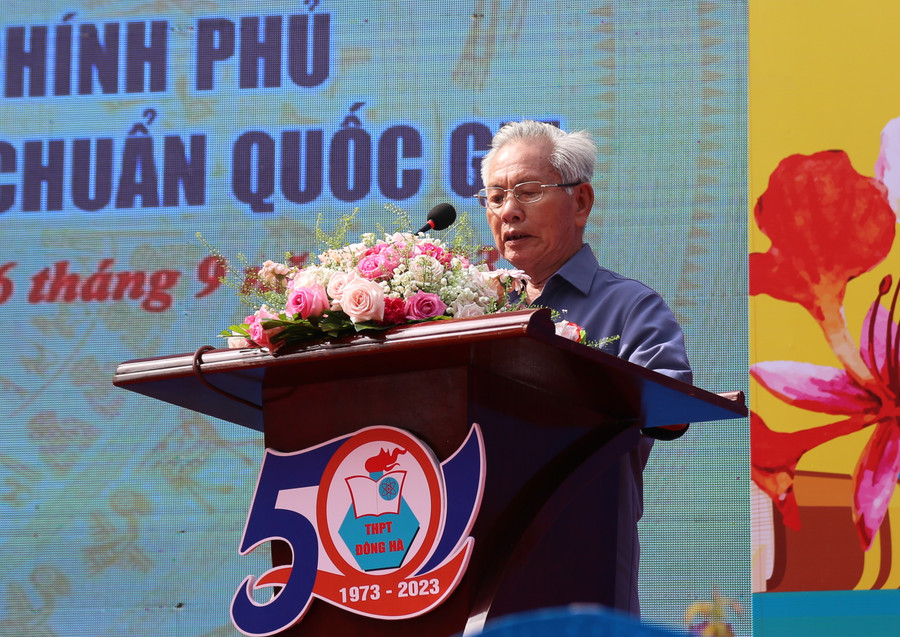 Thầy giáo Dương Hùng, cựu Hiệu trưởng nhà trường bày tỏ niềm vui trước thành tích nhà trường đạt được. Thầy giáo Dương Hùng, cựu Hiệu trưởng nhà trường bày tỏ niềm vui trước thành tích nhà trường đạt được.
