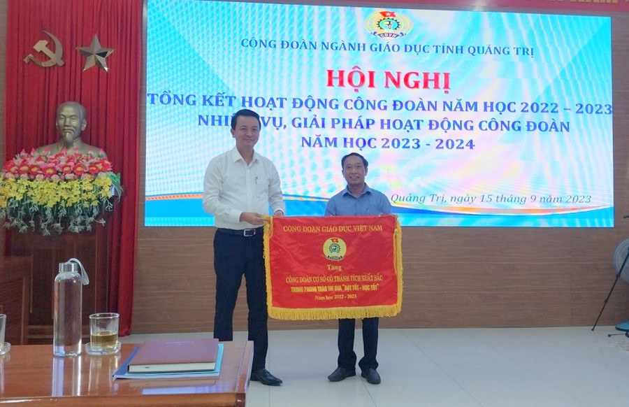 Ông Võ Văn Minh - Phó giám đốc Sở GD&amp;ĐT Quảng Trị trao Cờ thi đua của Công đoàn giáo dục Việt Nam cho các đơn vị.